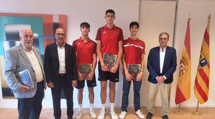 Felipe Faci recibe a los medallistas